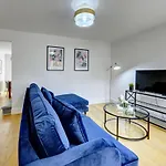 The Bernstein House \'Green Award\' A Calm & Beautiful Executive House I Spacious Garden W Furniture I Parking I Eco-Short Term Let By Silva